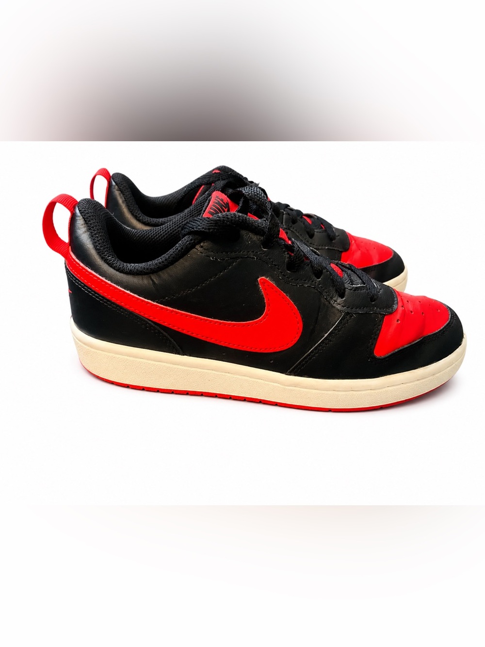 Nike Kids Black and Red Low-Top Sneakers with Red Swoosh 5.5Y